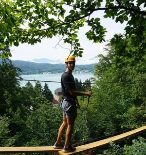 човек на зип линији у дрвећу