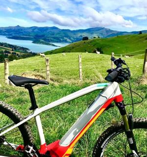 一辆自行车停在山上，可以看到湖景