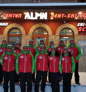 一群人站在学校门前