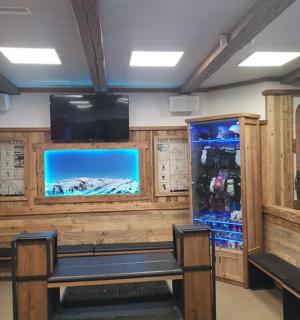 一间带滑雪商店的房间，墙上有一台电视