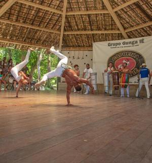 一群人观看舞蹈演员的表演