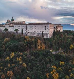 velká budova na vrcholu kopce se stromy