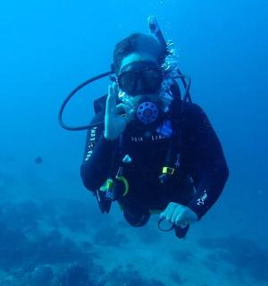 在水中拍照的人