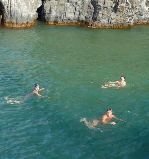 skupina lidí plavajících ve vodní ploše