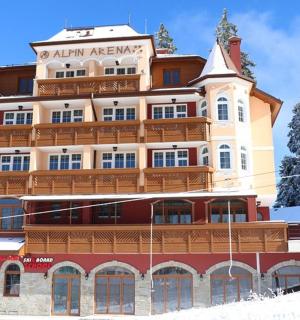 一座坐落在白雪覆盖的斜坡顶上的大楼