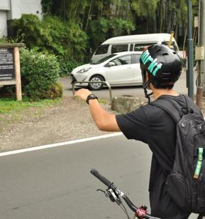 一名男子骑着自行车在街上