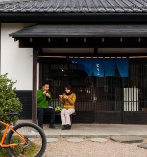 两个人坐在一栋建筑的长椅上