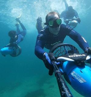 一群人在水中骑自行车