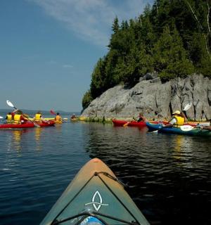 一群人划着皮划艇在水上