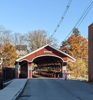 červený krytý most s tunelem