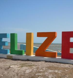 un rètol a la platja amb l'oceà al fons