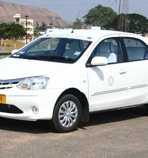 一辆白色汽车停在停车场