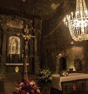 一间有枝形吊灯和摆满鲜花的桌子的房间