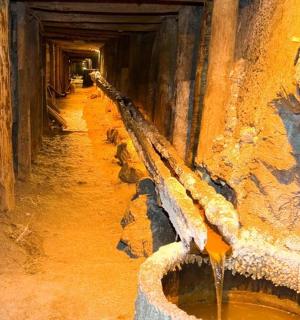 连接在建筑物侧面的水管