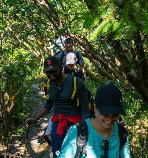 一群人在树林里的小路上