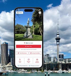 一部 iPhone 正在拍摄城市中的一座雕像