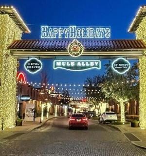 ulice s cedulí s nápisem „Šťastné svátky“