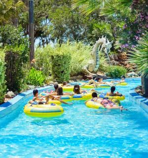 一群人在度假村的漂流河上漂流