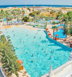 水上乐园游泳池的俯视图