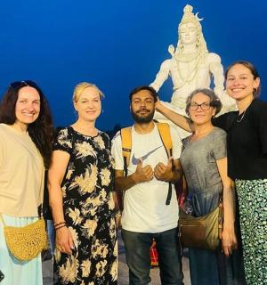 一群人站在雕像前