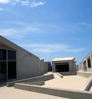 budova se dvěma velkými okny a modrou oblohou