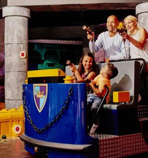 породица позира за фотографију у возу