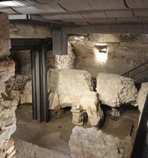 建筑物中带有一些岩石的房间