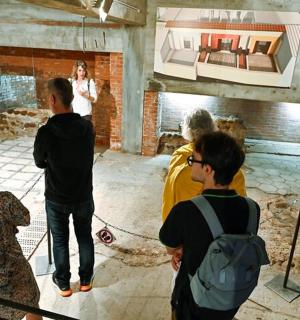 一群人站在房间里