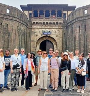 一群人站在一栋建筑物前