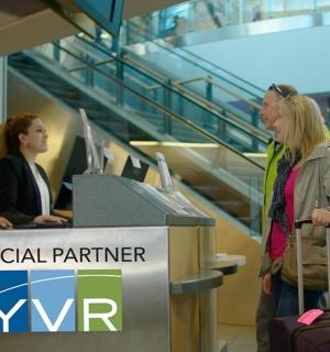 一群人站在桌子旁，带着行李