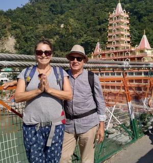 两名女子站在船边的桥上