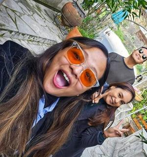 一名戴着墨镜的女子和一名戴着