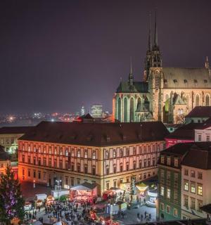 带有教堂的城市夜景