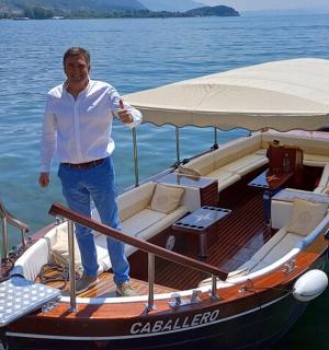 一名男子站在水中的船上