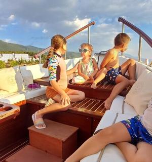 一群孩子坐在船上