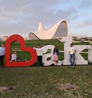 一群人站在一块大招牌前