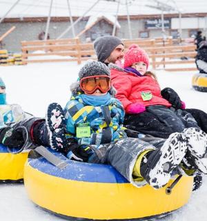 eine Gruppe von Menschen, die auf einem Snowboard fahren