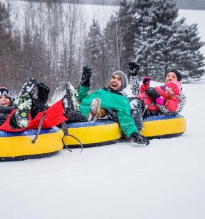 eine Gruppe von Menschen, die auf einem Schlitten fahren
