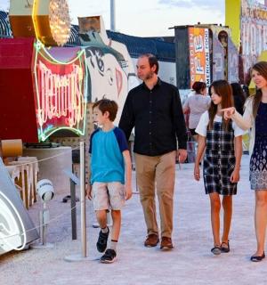 一家人穿过游乐园