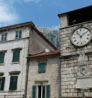 侧面有钟的建筑物