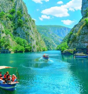 一群人在河里的船上