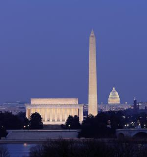Pohled na Washingtonský monument a budovu Kapitolu