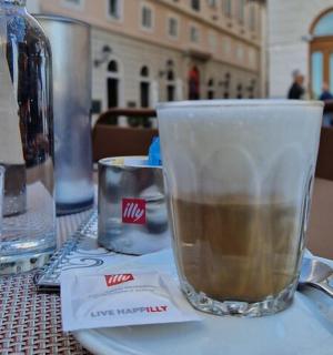 sklenice kávy sedící na stole