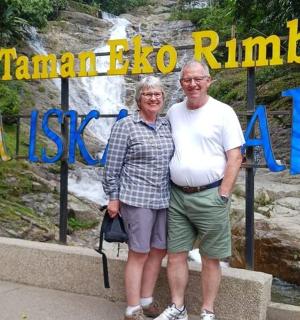 mies ja nainen seisovat vesiputouksen edessä