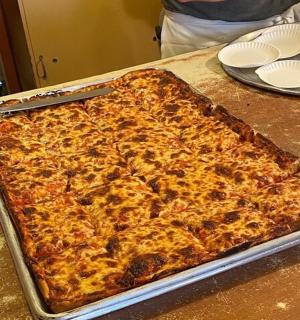 桌上平底锅里的大披萨