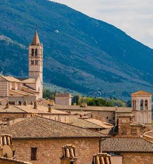 小镇的景色，有一座教堂和一座山