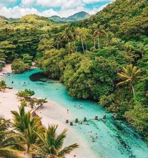 海滩鸟瞰图，人们在水中