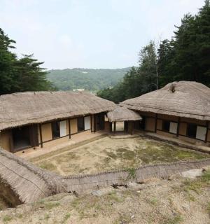 山上的一座带稻草屋顶的老房子