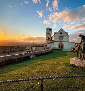 建筑物前有一尊骑马女子的雕像