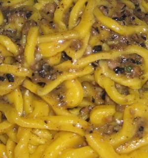 盘子里的一堆通心粉和奶酪